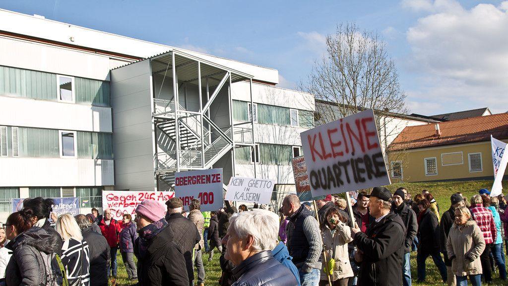 200 Personen demonstrieren gegen Asyl-Großquartier in Straniakstraße