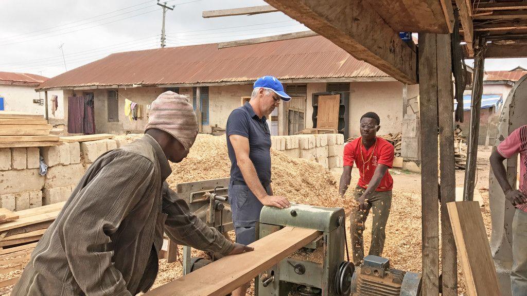 Lehrer baut Schulbänke in Ghana