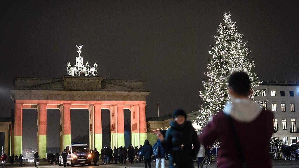 Für die Trauerfeier erleuchtet das Brandenburger Tor in den Farben Deutschlands.