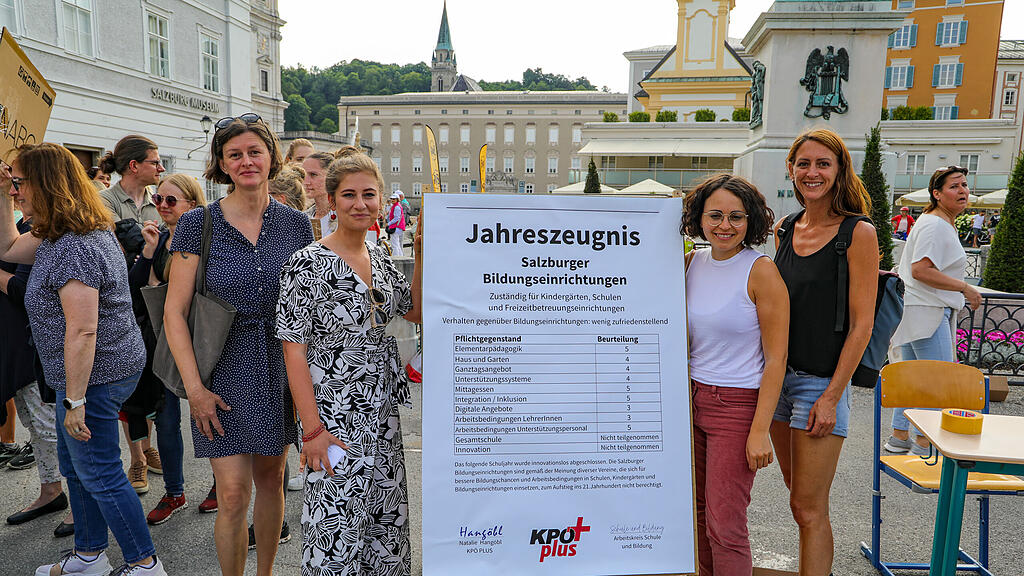 "Bildung brennt" - Kundgebung am Mozartplatz