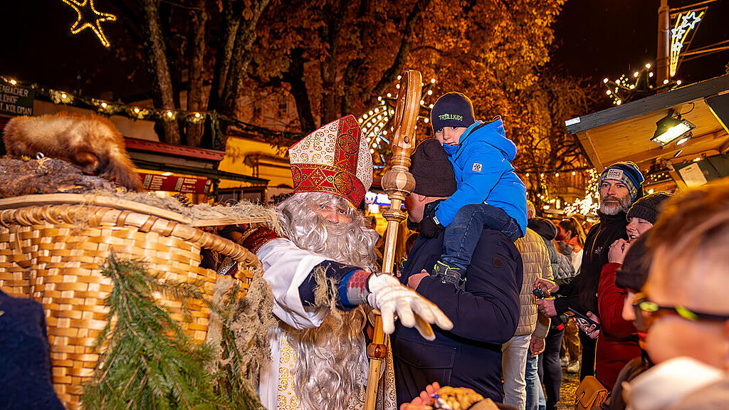 Alt Gnigler Krampusse beim Weihnachtsmarkt am Mirabellplatz