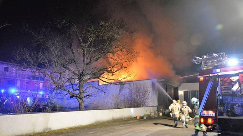 Fahrzeuge bei Garagenbrand in Rif zerstört