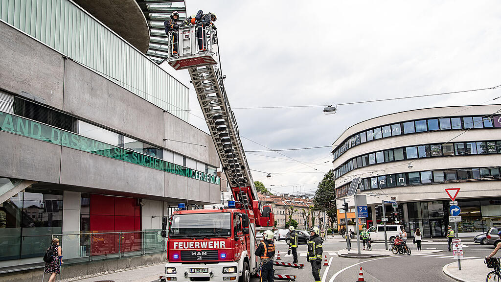 Einsatz\u00fcbung mit brennendem Hubschrauber