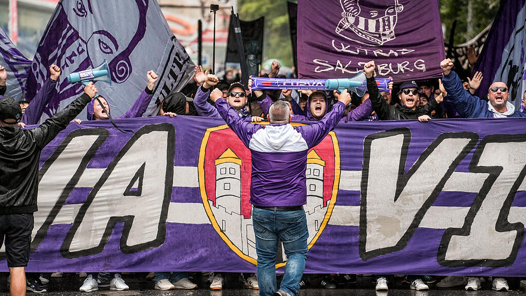 Die Fans von Austria Salzburg beim Fanmarsch vor dem Zweitliga-Spiel gegen den FC Liefering.