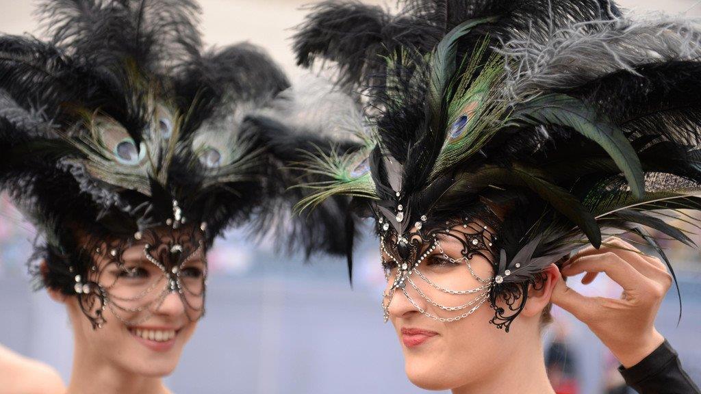 Life Ball 2014: Erste Gäste am Magenta Carpet (Kostüme)