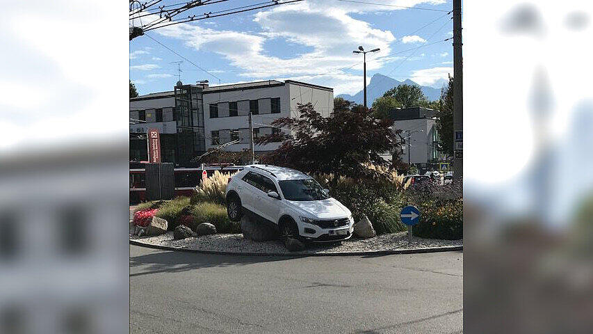 Kreisverkehr-Crash