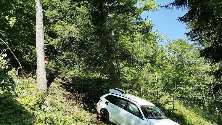 AUto-Absturz auf Postalmstraße in Strobl