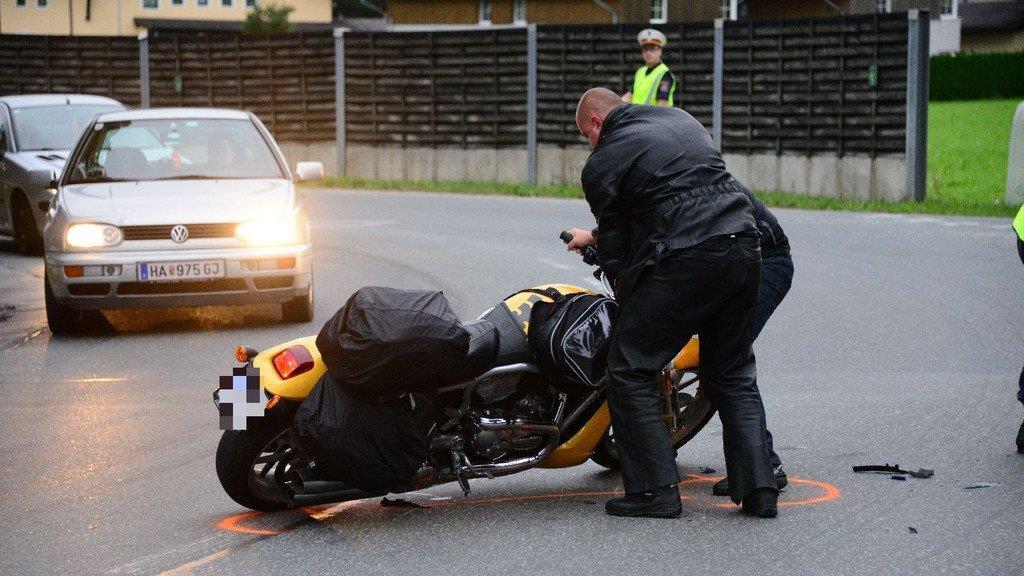 Harley-Fahrer schleudert in Gegenverkehr