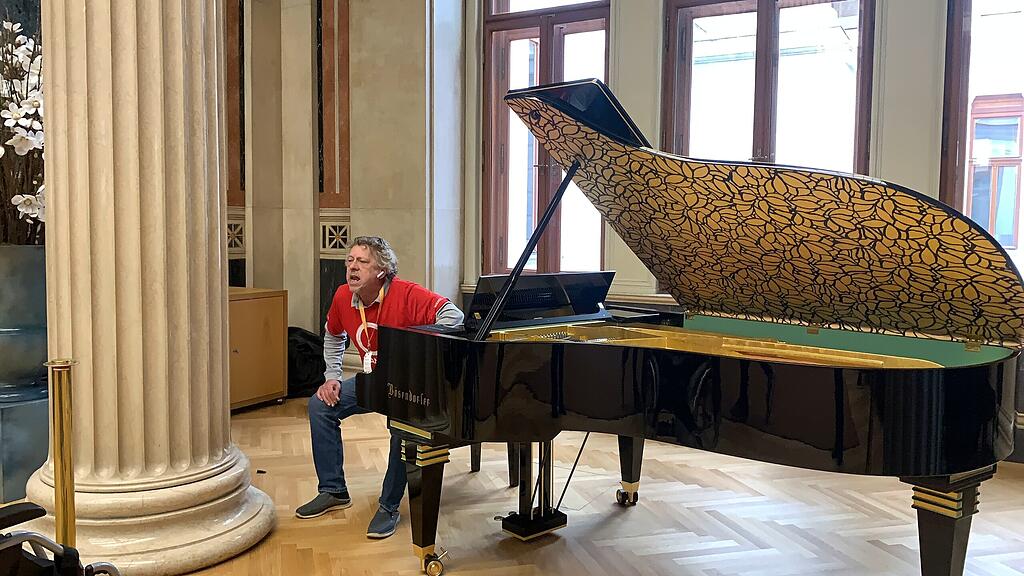 Pensionist klebt an goldenem Klavier im Parlament