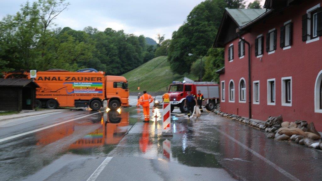 Aufräumen auf der B305 bei Gollenbachbrücke