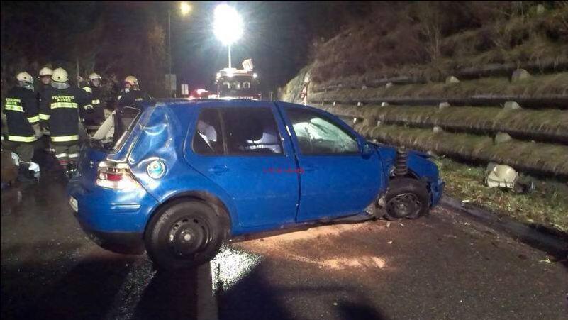 Der 19-jährige Pkw-Lenker erlitt bei dem Unfall so schwere Kopfverletzungen, dass er noch an der Unfallstelle verstarb.