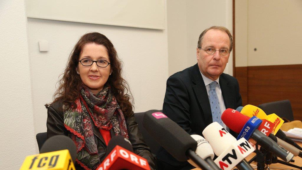Monika R. tritt vor Medien