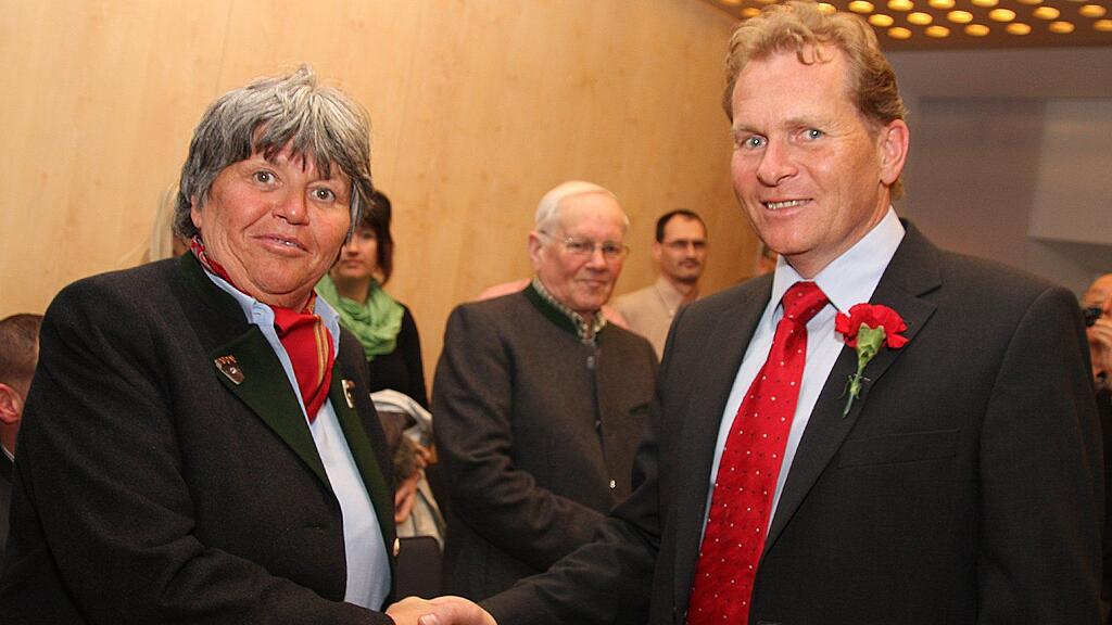 Erich Rohrmoser wurde von Bezirkshauptfrau Rosmarie Drexler als neuer Bürgermeister von Saalfelden angelobt.