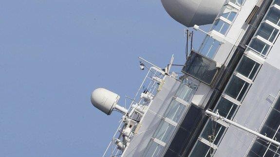 Costa Concordia taucht langsam aus den Fluten auf