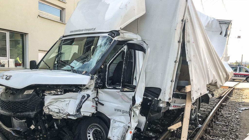 Klein-Lkw gegen Zug in Itzling