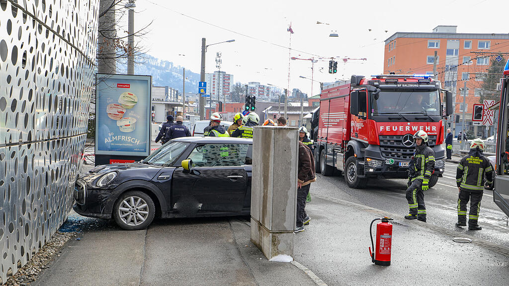 Auto Contra Hausmauer Itzling