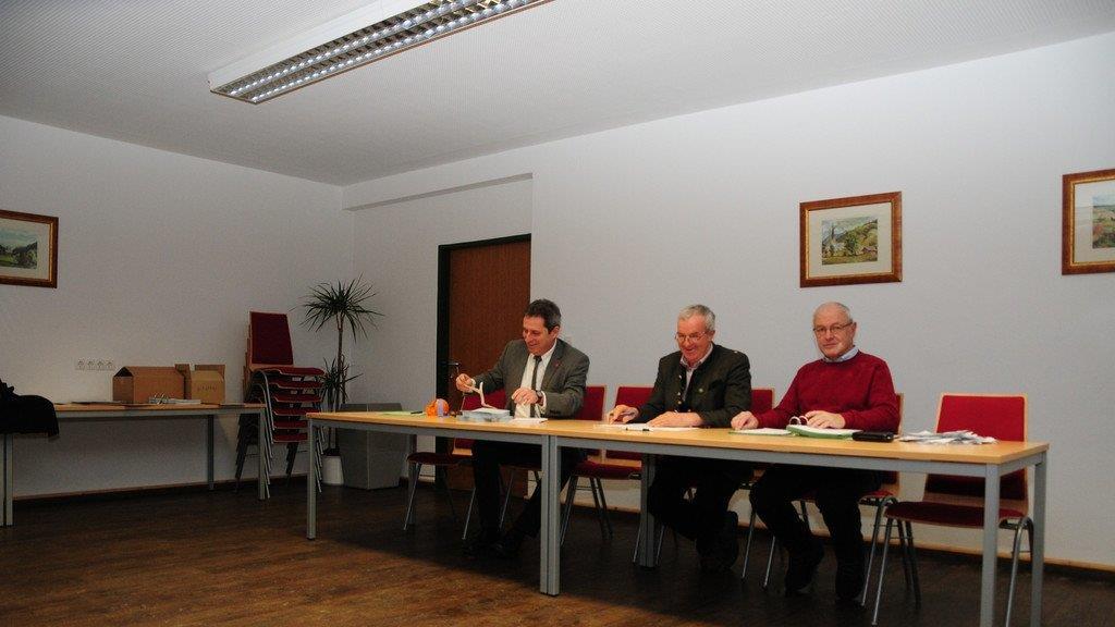Erste Wahllokale geöffnet