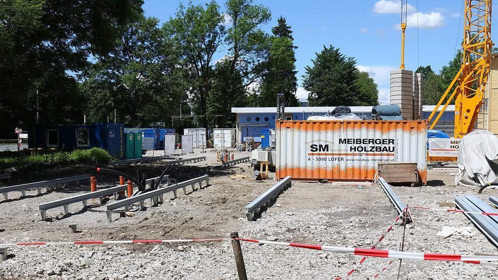 Holzhäuser in der Alpenstraße: Lokalaugenschein auf Baustelle