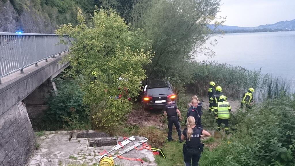 Auto stürzt fast in den Mondsee