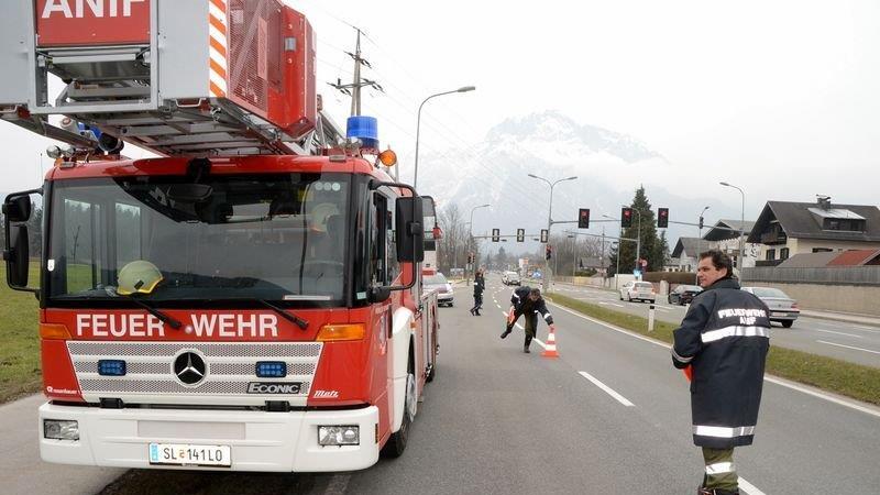 Pkw-Lenker prallt in Laterne