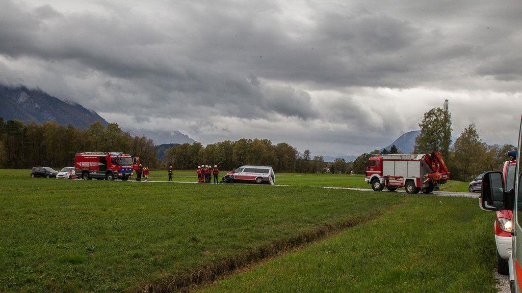 Sternhofweg: Transporter kippt in Graben