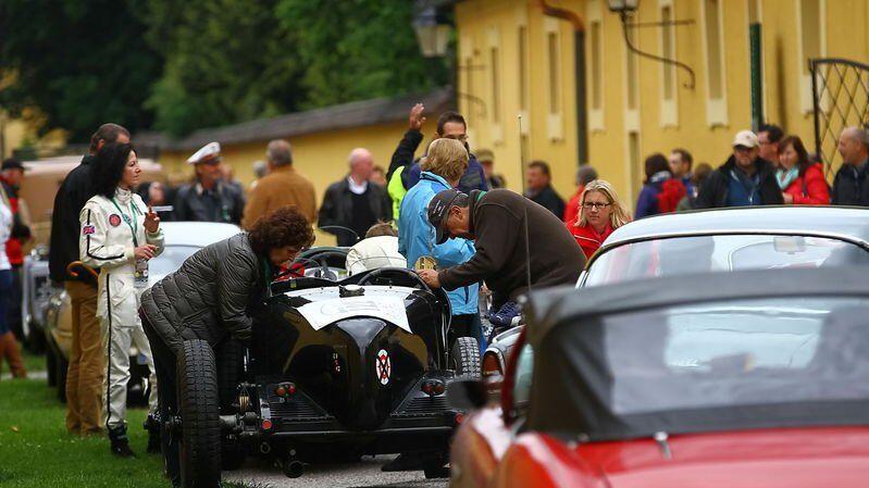 Die unterschiedlichsten Fahrzeuge trafen sich Donnerstagfrüh im Schlosspark Hellbrunn.