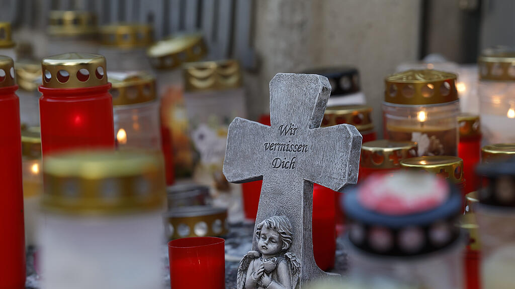 AMOKLAUF IN GRAZ: KERZEN VOR DER SCHULE
