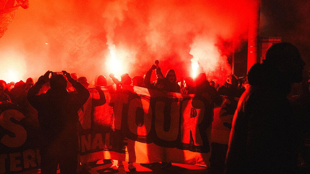 Fanmarsch von Go Ahead Eagles in Salzburg