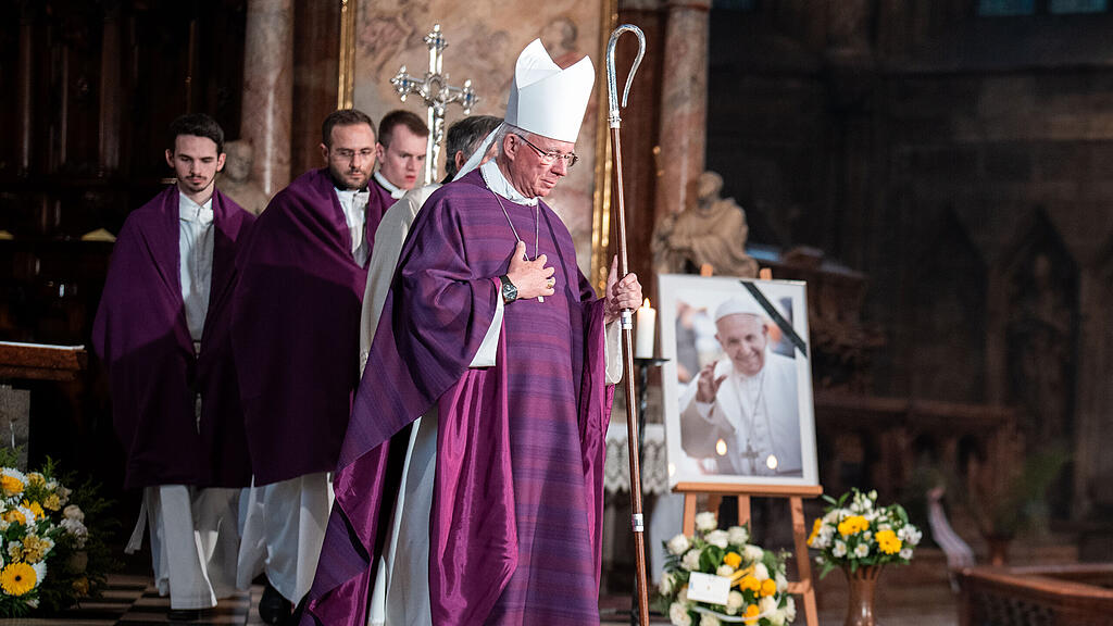 TRAUERGOTTESDIENST FR VERSTORBENEN PAPST FRANZISKUS: LACKNER