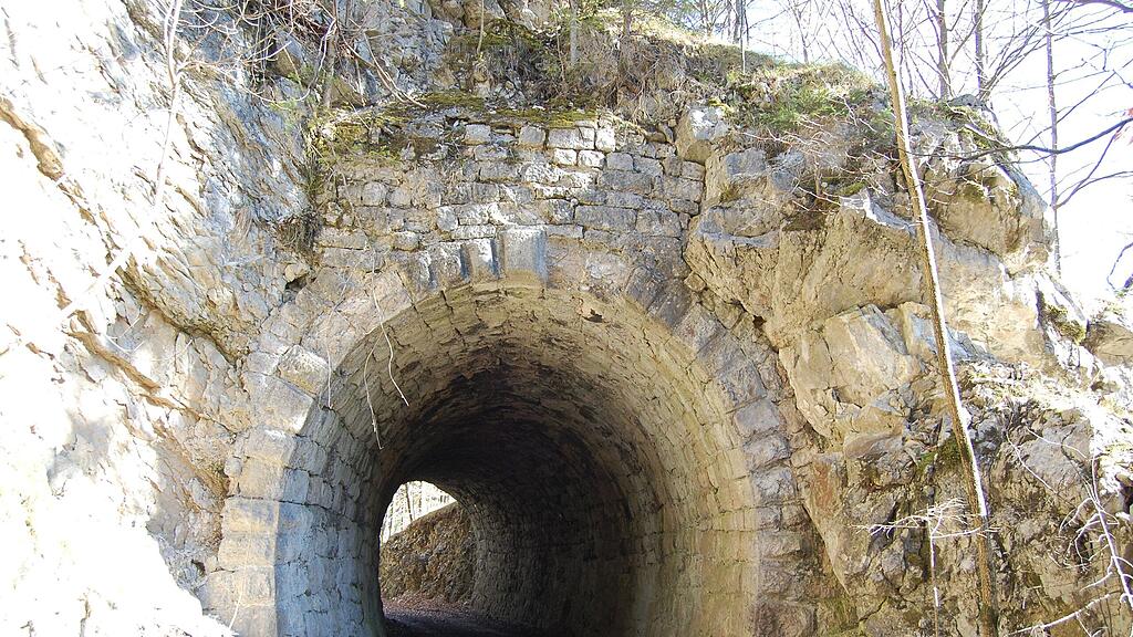 Durch diesen ehemaligen Tunnel der Ischlerbahn führt künftig der Radweg zwischen St. Lorenz und St. Gilgen.