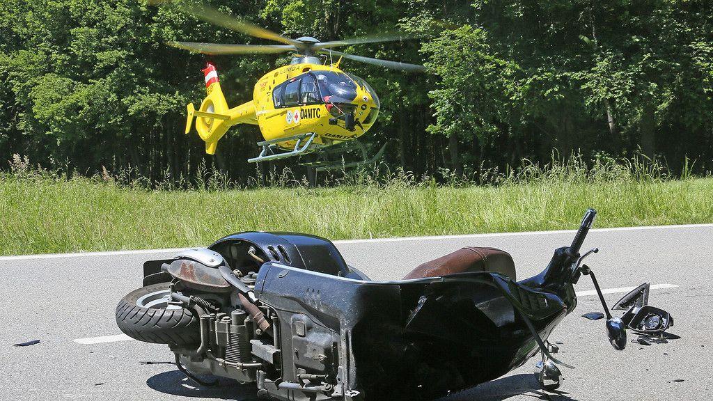 Vespa-Fahrerin in Anger schwer verletzt