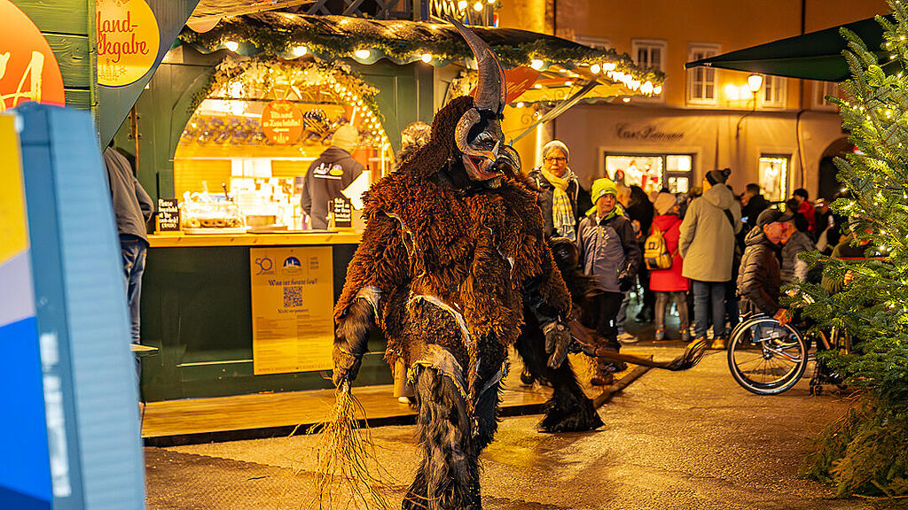 Lauf der Gr\u00f6diger Krampusse in der Altstadt