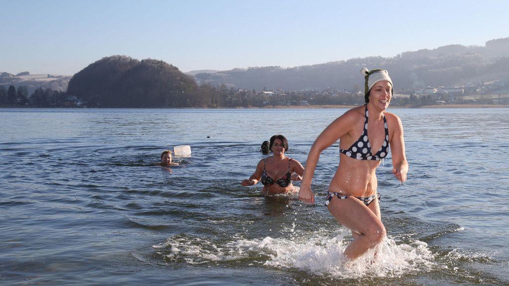 Seeham: Silvesterschwimmen im Obertrumer See