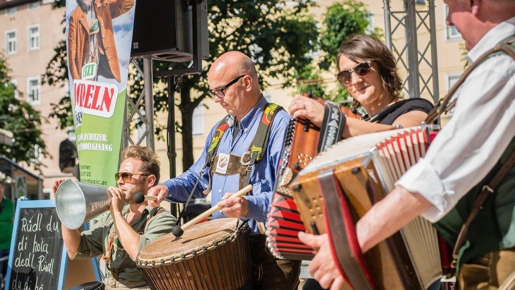 Linzergassenfest 2015 bei Sonnenschein eröffnet