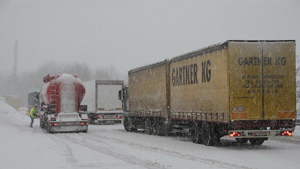 Schnee sorgt für Unfälle und Verkehrschaos: Stau auf der A1