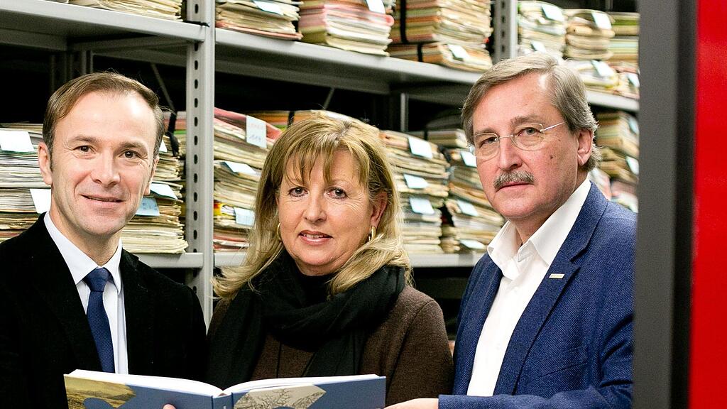 Vizebgm. Bernhard Auinger, Abteilungschefin Ingrid Tröger-Gordon und Amtsleiter Peter Kramml im Stadtarchiv.