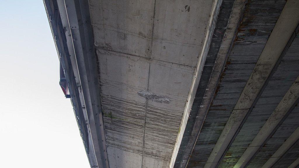 Lkw prallt gegen Eisenbahnbrücke in Salzburg