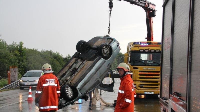 Pkw überschlägt sich auf der A1