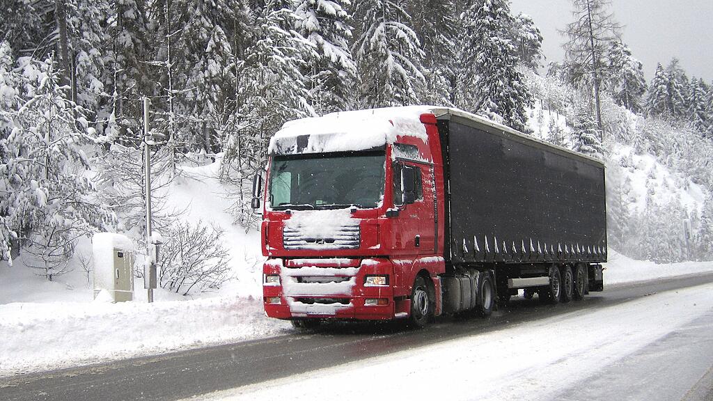 Der Sattelzug blockierte die ganze Fahrbahn. (Themenbild)