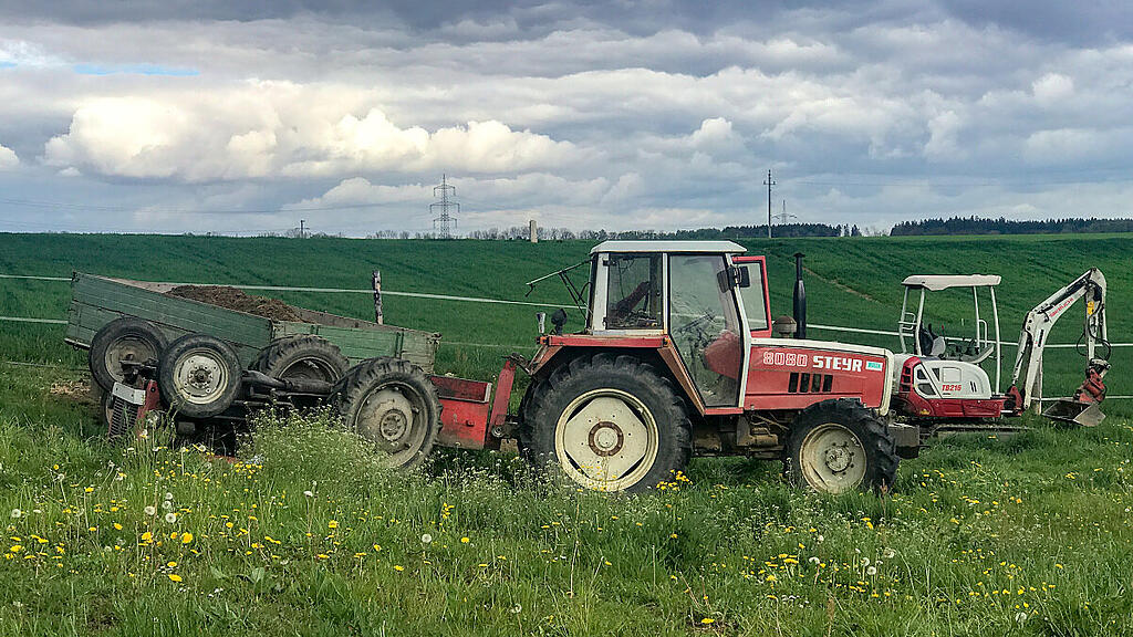 Landwirt wurde in der Zugmaschine eingeklemmt