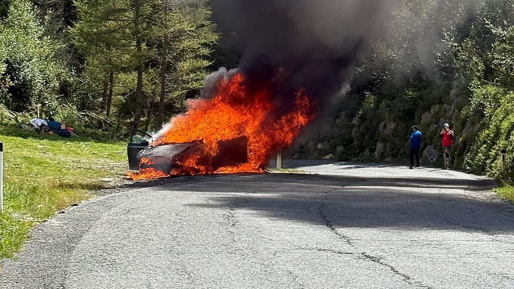 Auto auf B165 in Wald im Pinzgau in Flammen