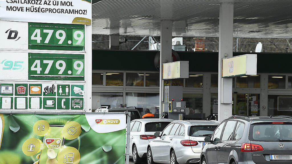 Wartende Fahrzeuge bei einer Tankstelle in Sopron (Archivbild)