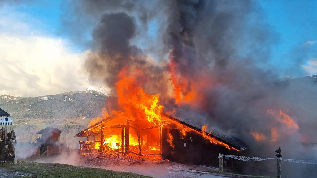 Gro\u00dfbrand auf Bauernhof in Taxenbach