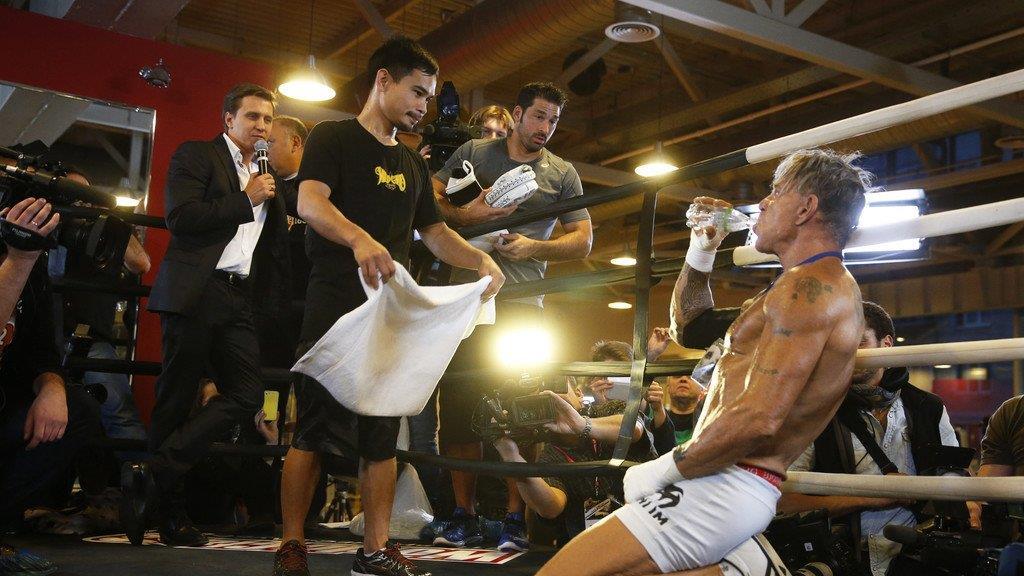 Mickey Rourke steigt mit 62 in den Boxring