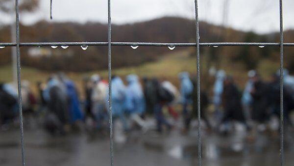 Der Zaun soll Flüchtlingsstrom kanalisieren