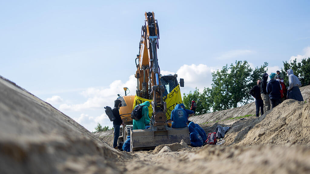 Klima-Aktivisten blockieren Wiener Baustelle