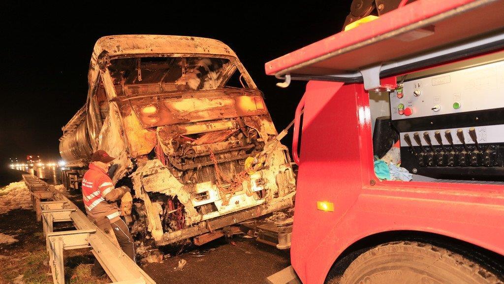 A8: Lkw in Flammen