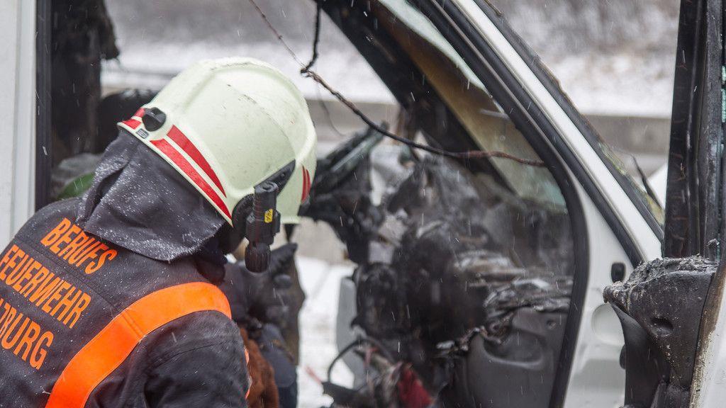 A1: Kleintransporter brennt auf Raststation Söllheim