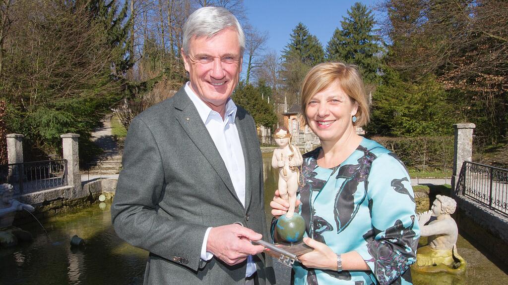 Im Bild (v.li.): Bgm.-Stv. Harry Preuner und Schlosshauptfrau Ingrid Sonvilla.