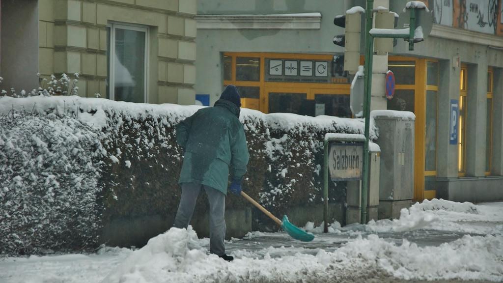 Schnee und Verkehrschaos auf den Straßen